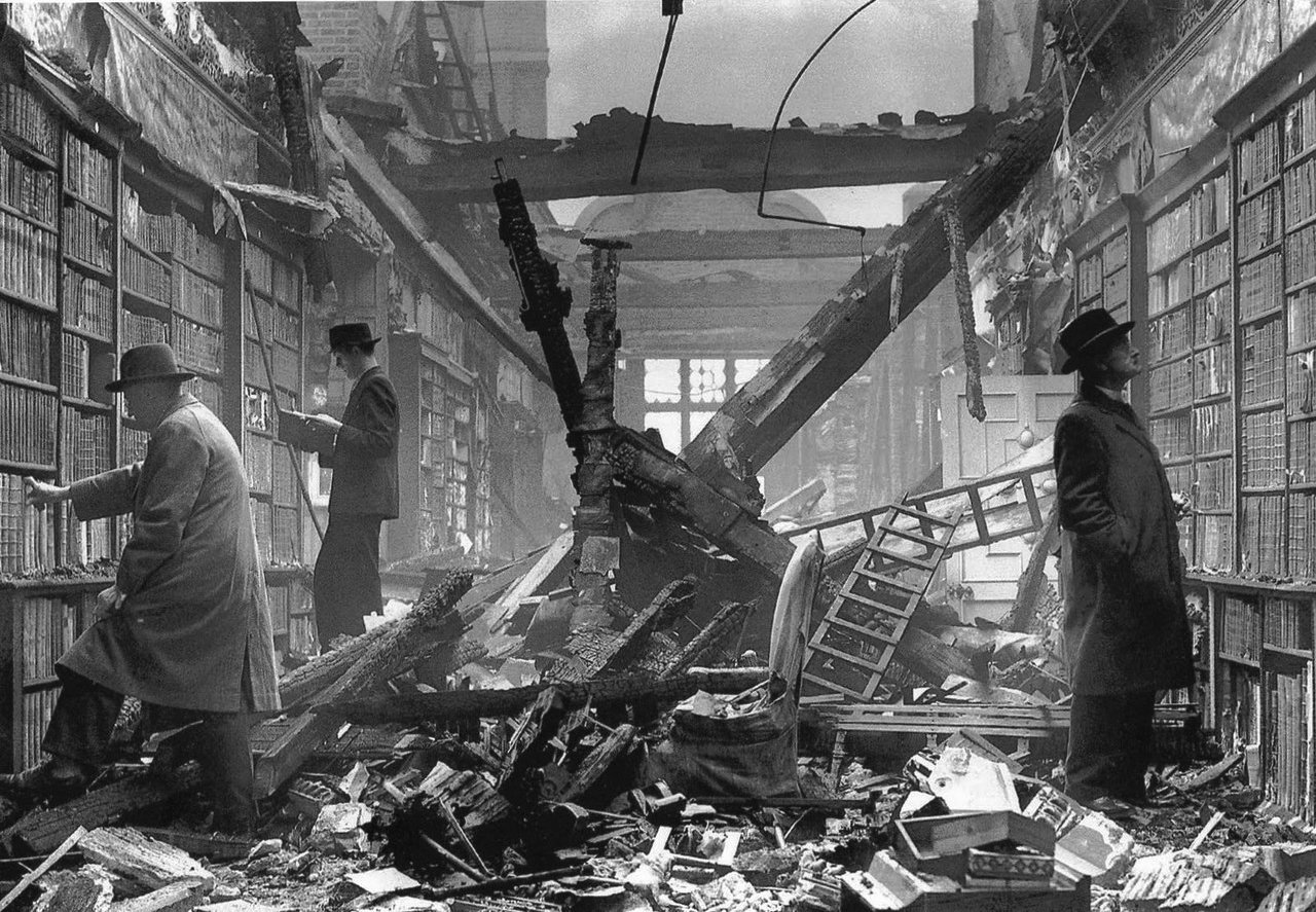 Biblioteca da Holland House em Londres, bombardeada durante a Segunda Guerra, 1940